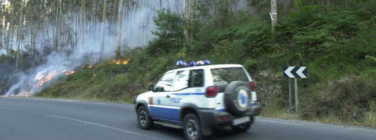 La Autonómica, en un incendio forestal (archivo). |  J. V.