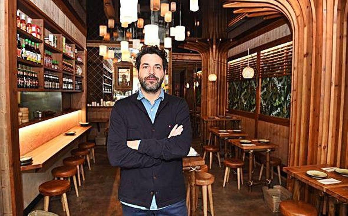 El diseñador de interiores, Iván Cotado, en el restaurante Koh Lanta.