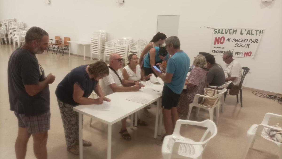 Miembros de la plataforma en una de las jornadas de recogida de firmas.
