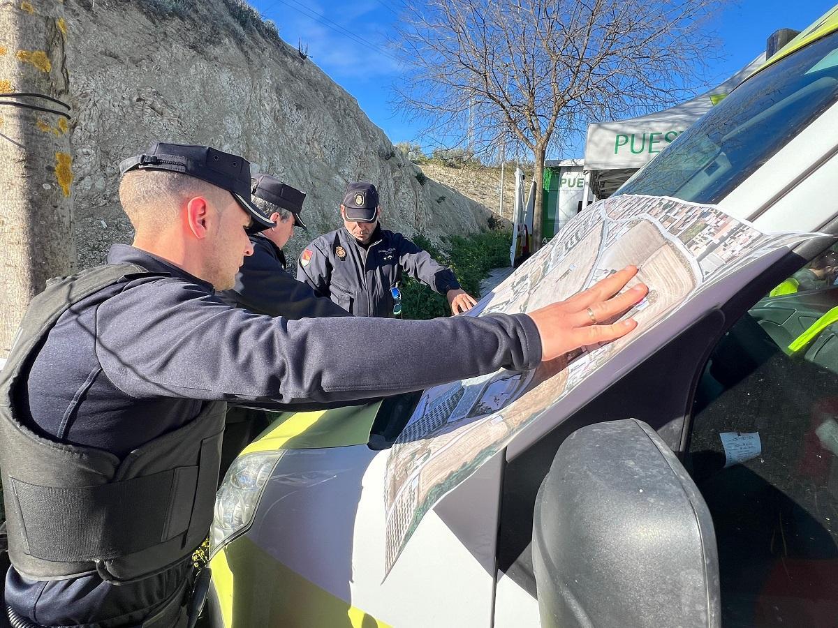 Agentes de la Policía Nacional planifican el trabajo de búsqueda.