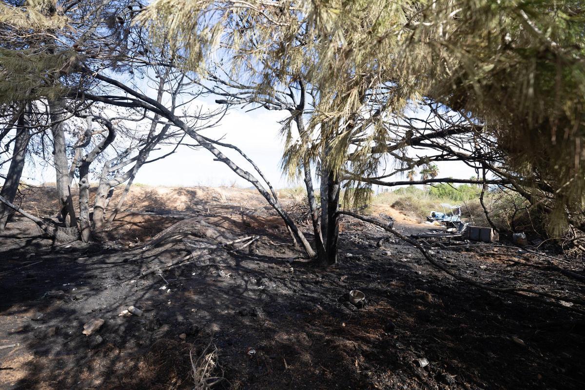 Imagen del lugar en el que estaban las tiendas de campaña incendiadas.