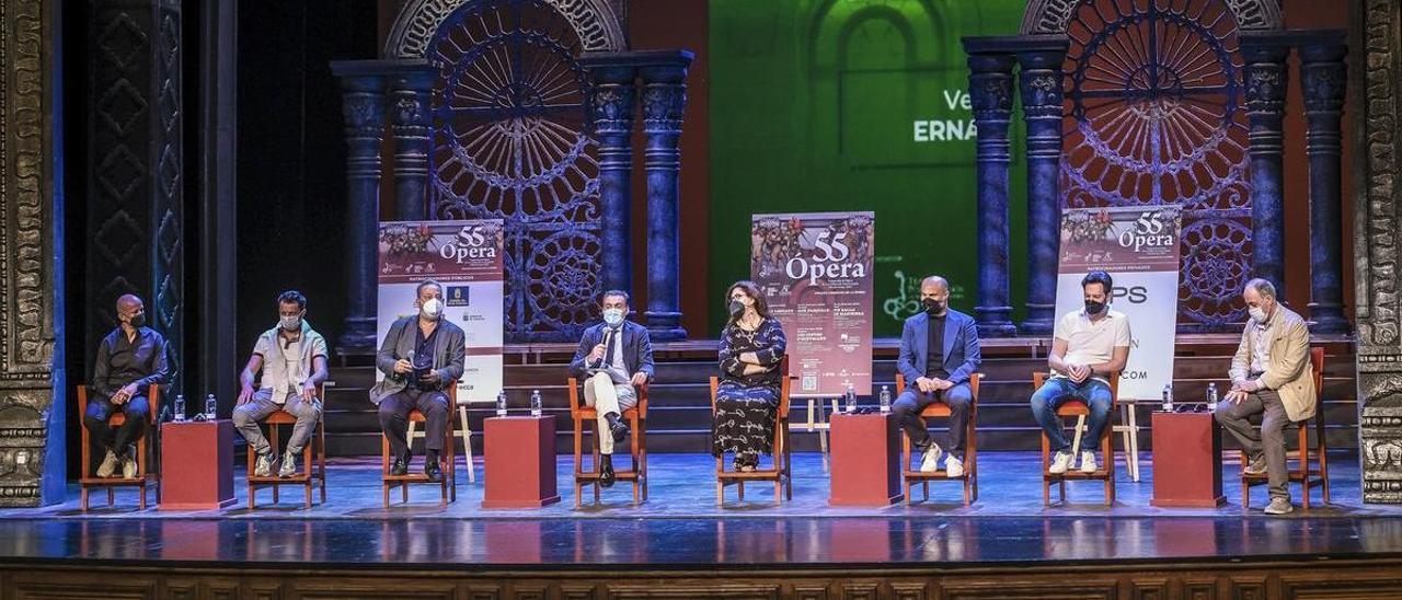 De izq. a dcha., Guillermo García Calvo, director musical, el barítono Alessandro Luongo, Ulises Jaén, director general y artístico de la Ópera, Óscar Muños, presidente de Los Amigos Canarios de la Ópera, la soprano Anna Pirozzi, el bajo Evgeny Stavinsky y el director de escena Carlo Antonio de Lucia.