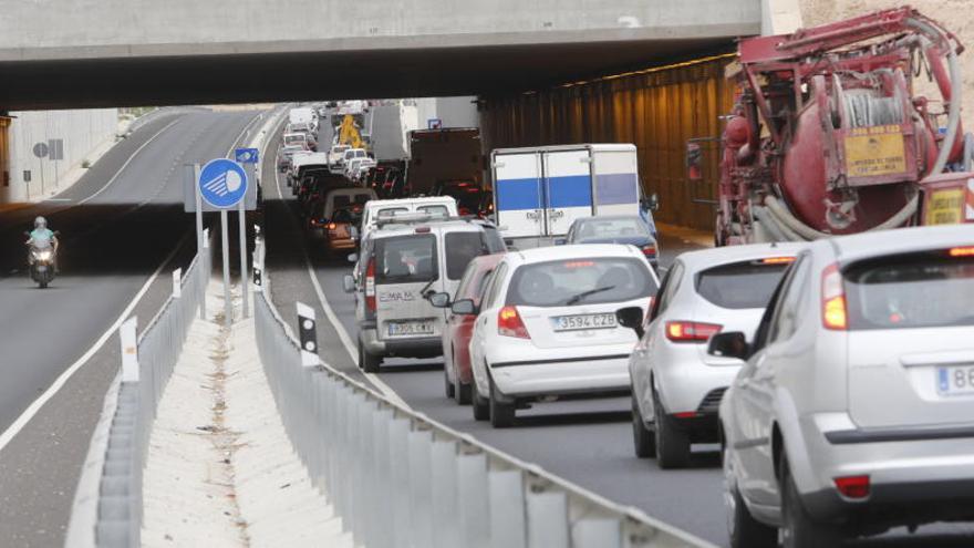 La avería de un camión provoca retenciones en la Ronda Sur