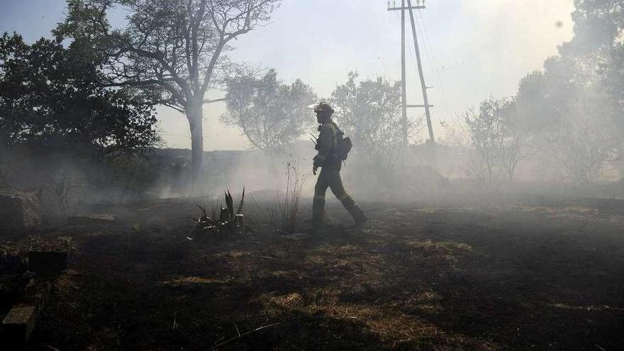Imagen de archivo de efectivos durante la extinción de un incendio en A Estrada. // Bernabé/Javier Lalín