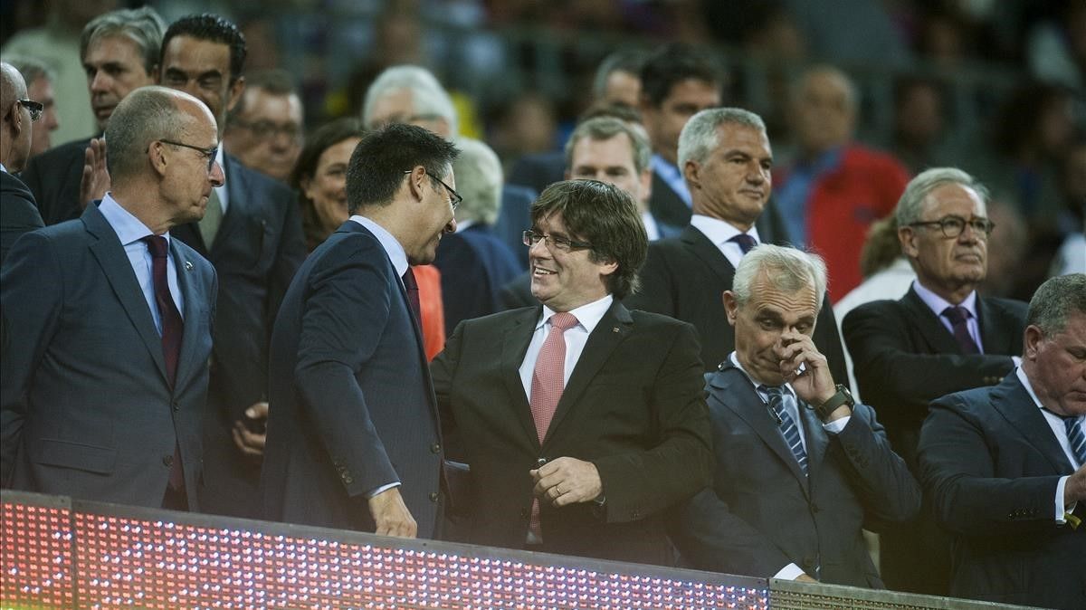 Bartomeu y Puigdemont, en el palco del Camp Nou.