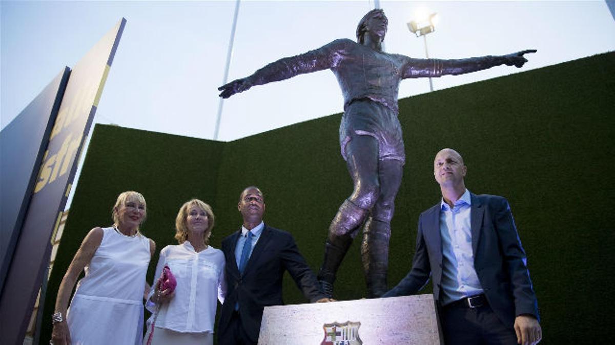 La estatua de Johan Cruyff ya luce en la explanada del Camp Nou