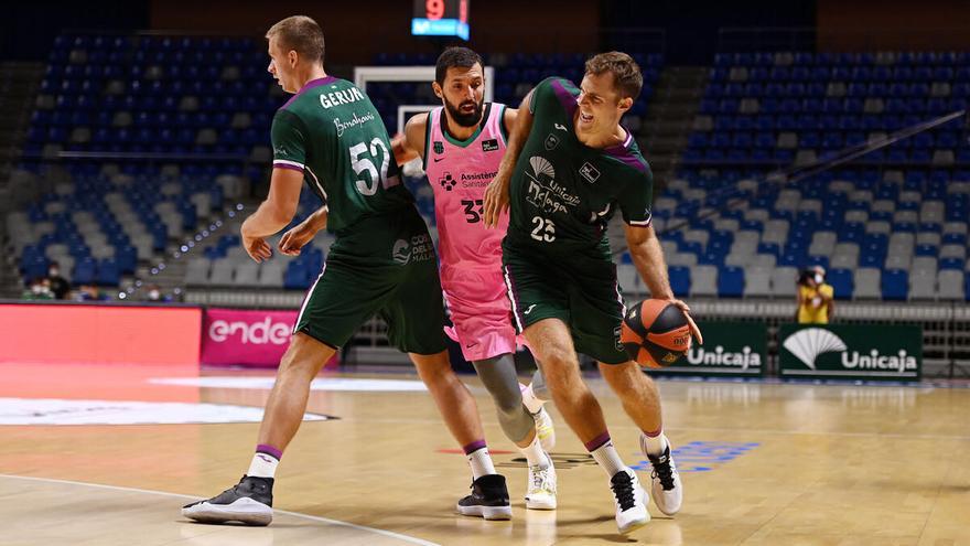 Gerun, Mirotic y Abromaitis en un lance del partido