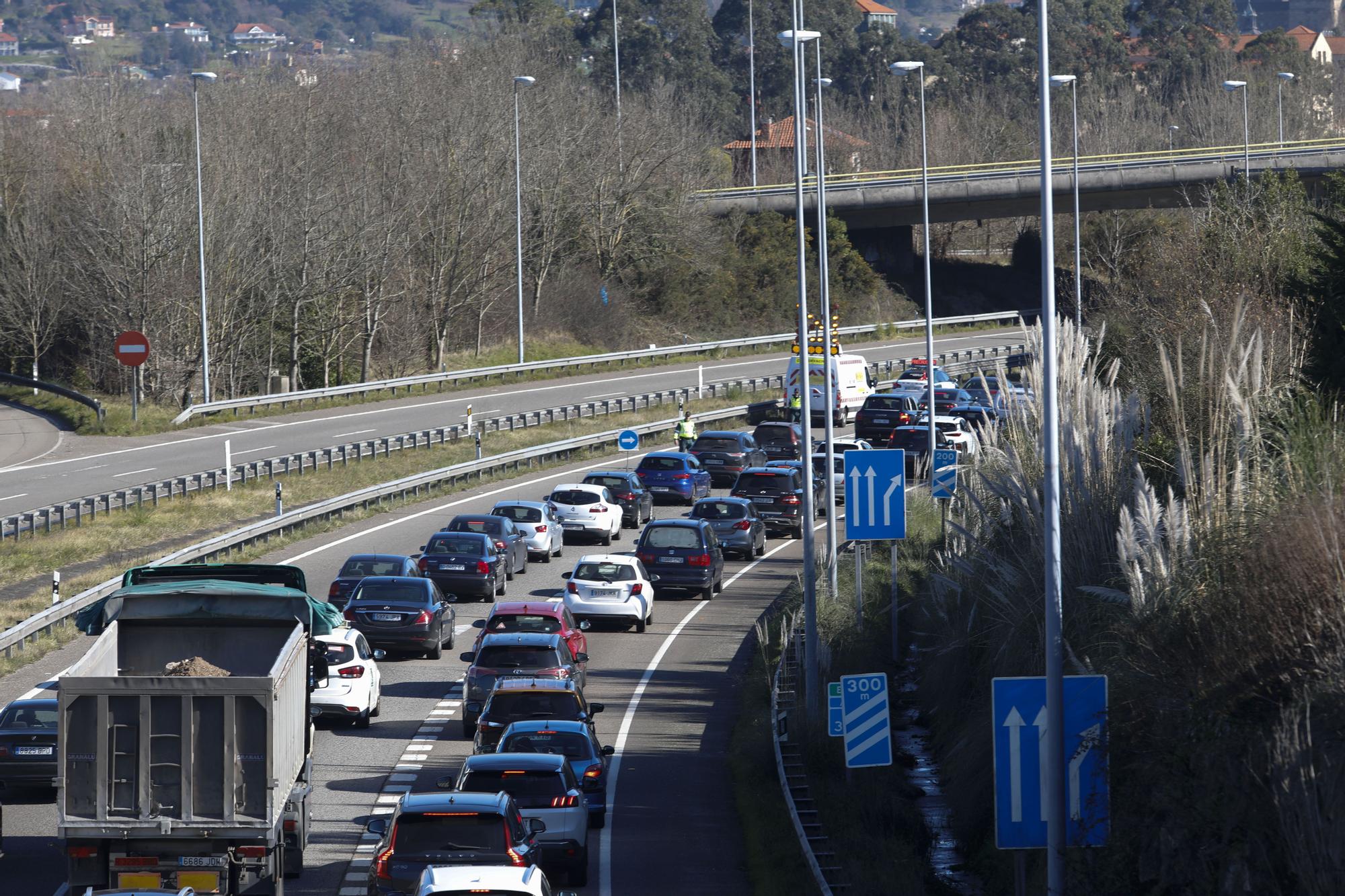 En imágenes: Largas retenciones tras un accidente a la salida de Gijón