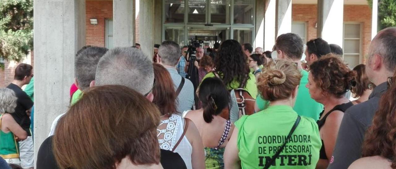 Un momento de la protesta ayer de los profesores interinos en las puertas de Educación.