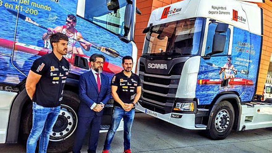 Tecozam, empresa patrocinadora del Club Durius Kayak, ha impreso en sus camiones la imagen de Carlos Garrote.