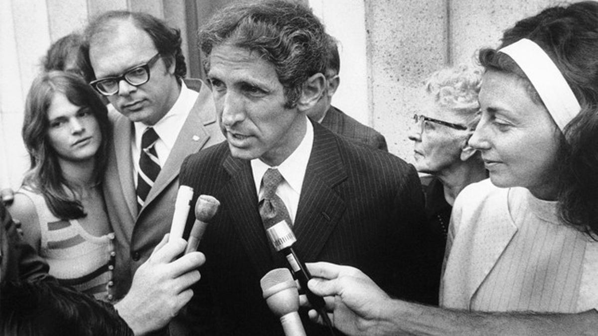 Daniel Ellsberg, que filtró los Papeles del Pentágono a 'The New York Times', a su salida del juicio por espionaje, cargo del que fue absuelto, el 11 de julio de 1972.