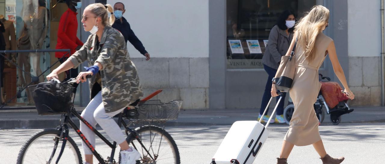 Una turista arrastra su maleta en una calle de Eivissa el pasado mes de abril.