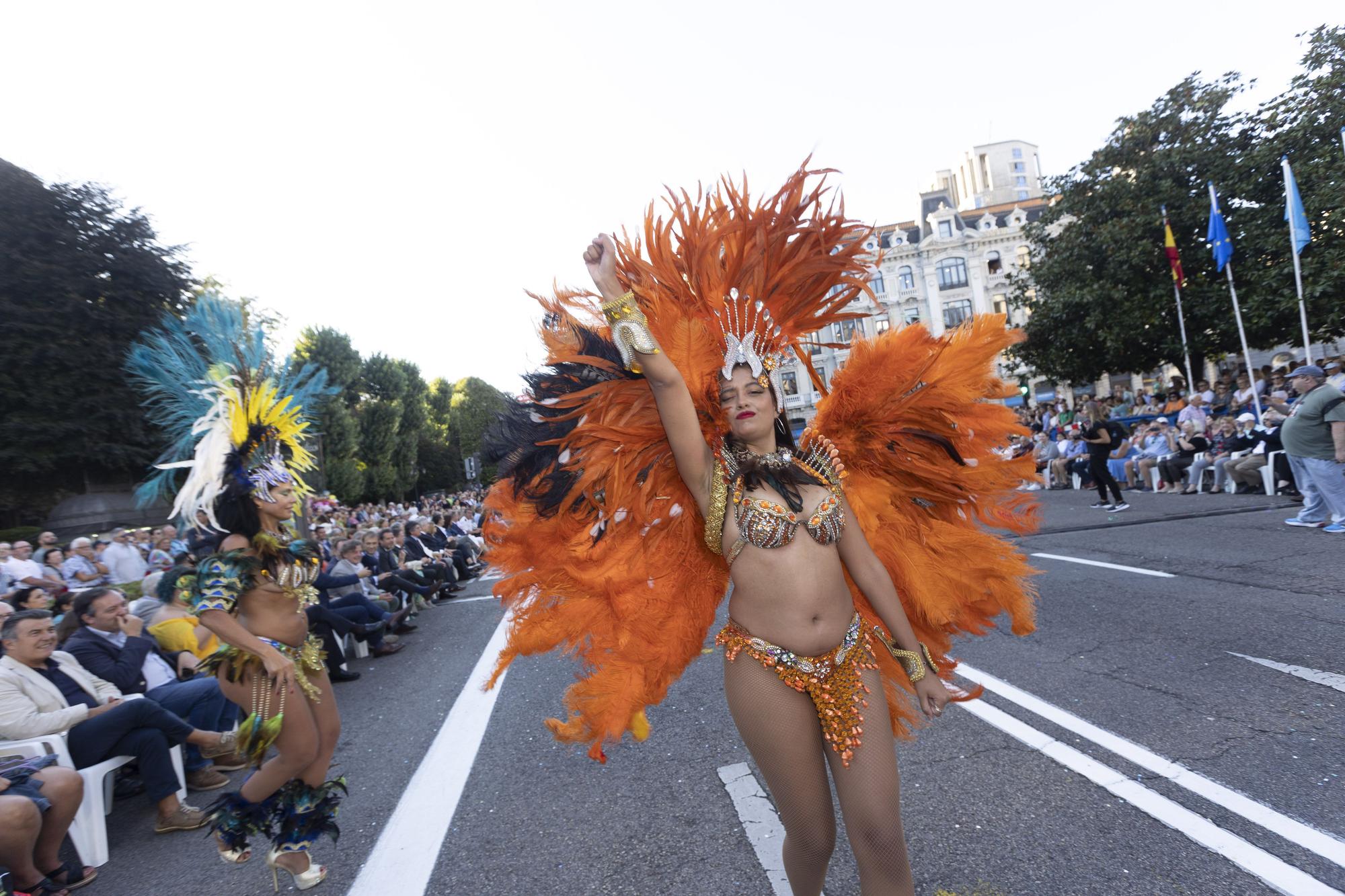 En Imágenes: El Desfile del Día de América llena las calles de Oviedo en una tarde veraniega