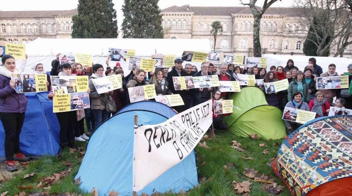 Los alcaldes de O Morrazo se unen a la acampada de la flota del cerco
