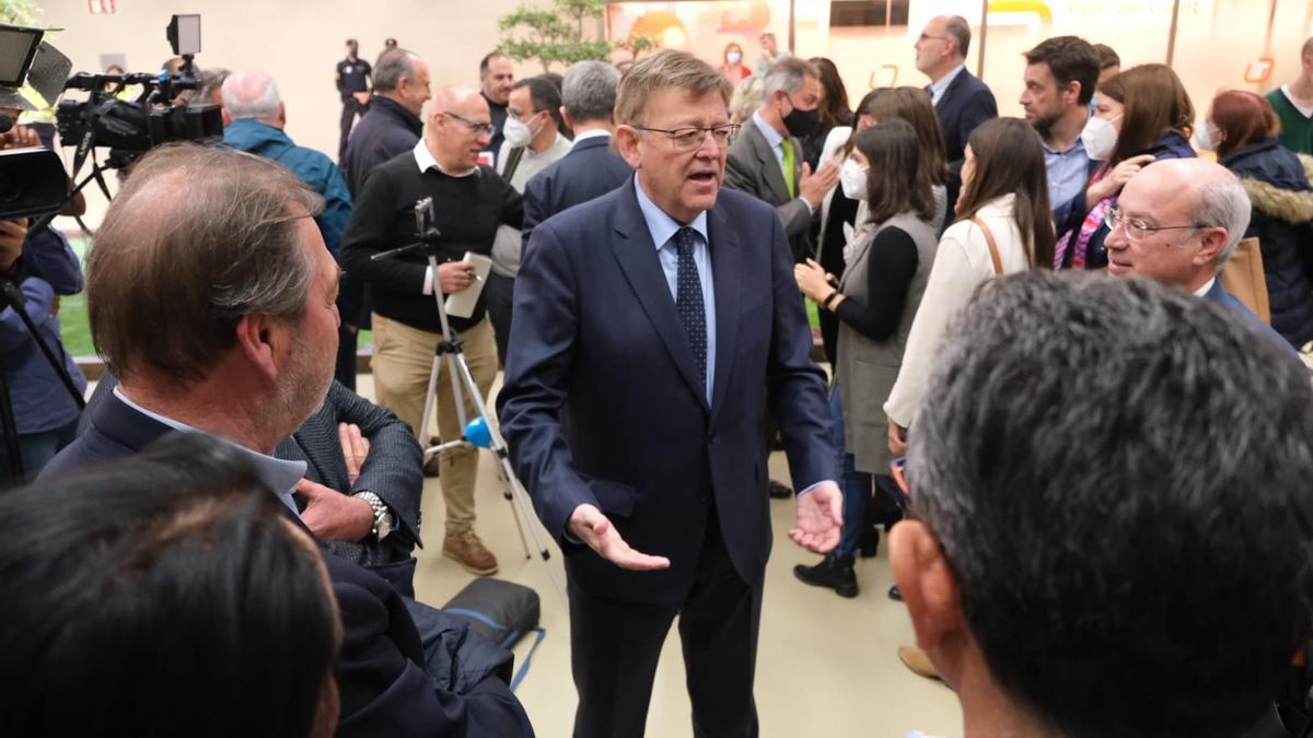 El presidente Ximo Puig charlando con los empresarios tras la presentación