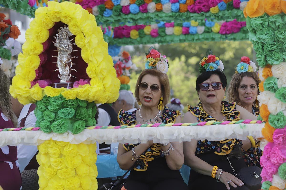 Color y alegría camino del santuario: imágenes de la romería de la Virgen de Linares