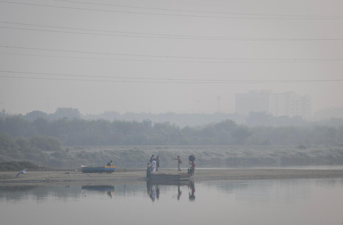 Nueva Delhi amanece bajo una intensa niebla