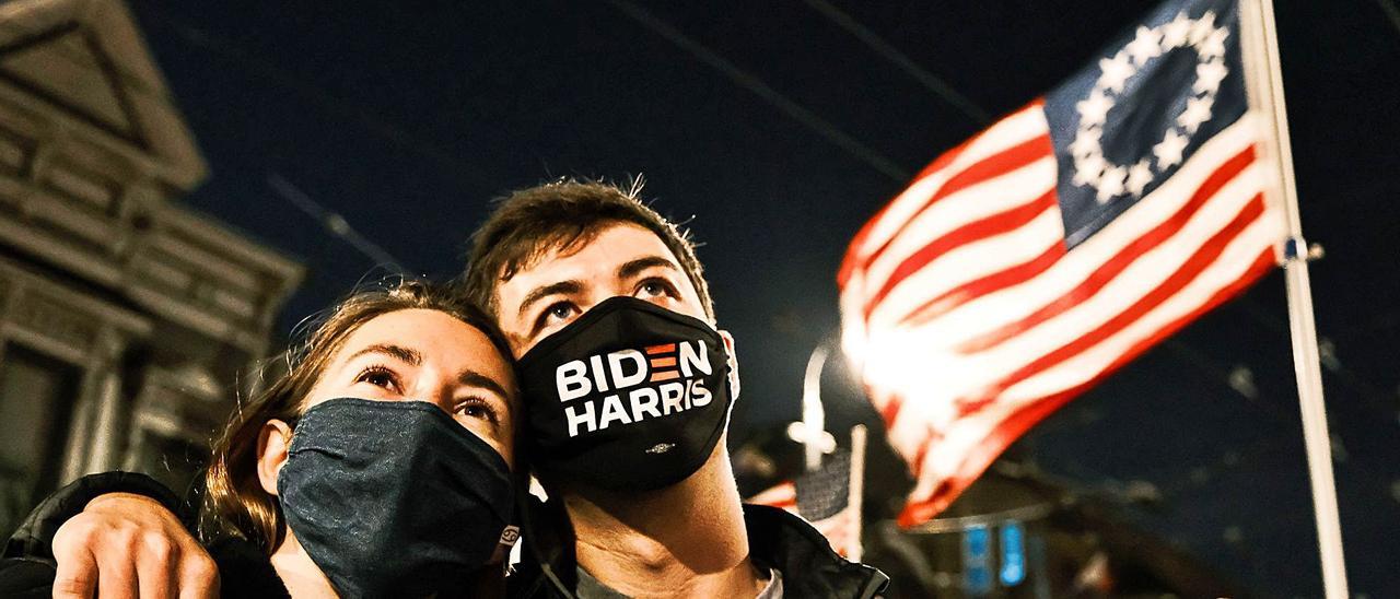 Seguidores de Joe Biden celebrando su triunfo electoral.