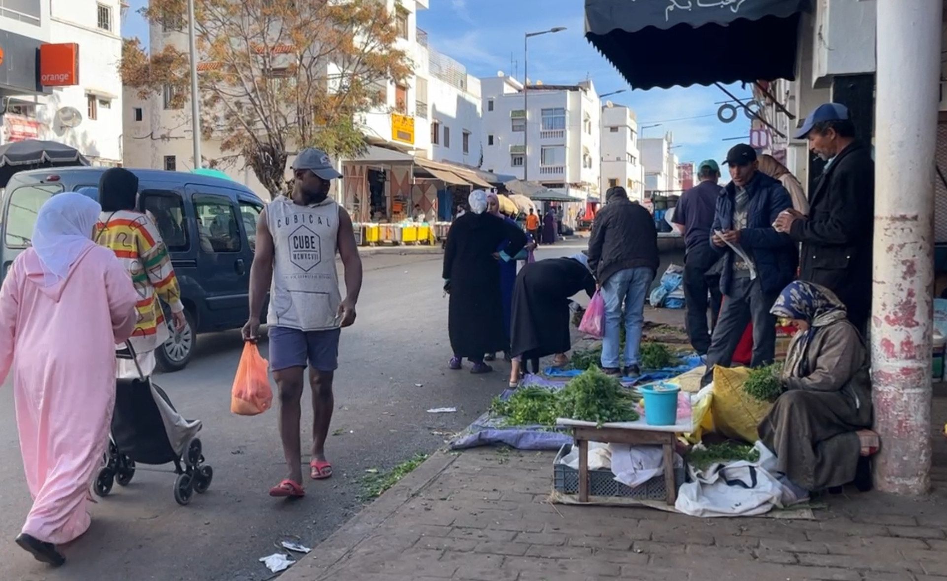 Mercado callejero en un barrio periférico de Rabat.