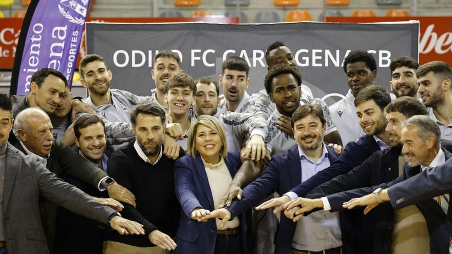 Jugadores, directivos y la alcaldesa, durante la presentación de la novedosa plataforma. | LOYOLA PÉREZ DE VILLEGAS