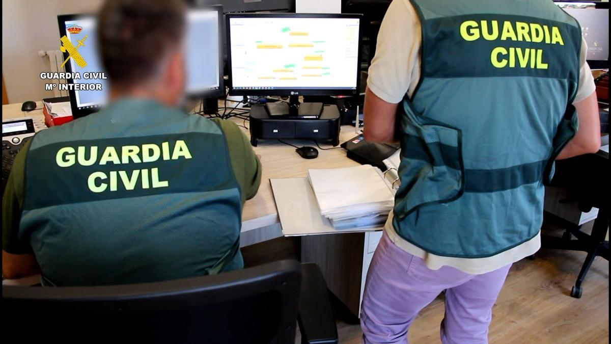 Imagen facilitada por la Guardia Civil de la investigación que ha permitido detener en Madrid y Barcelona a 101 personas por estafar mediante el envío de SMS masivos que simulaban ser de entidades bancarias más de un millón de euros. EFE/SOLO USO EDITORIAL