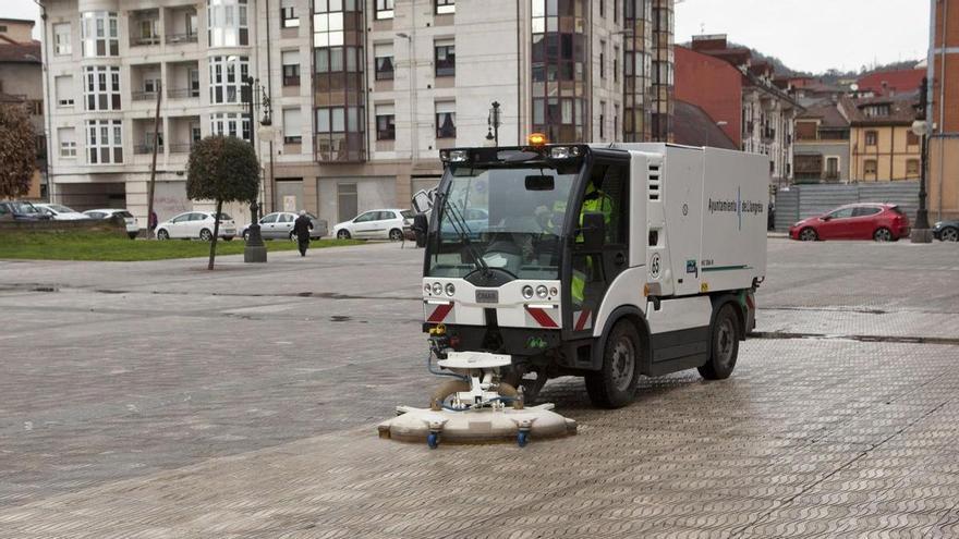 Langreo contrata su plan de choque para la limpieza de las calles en el casco urbano
