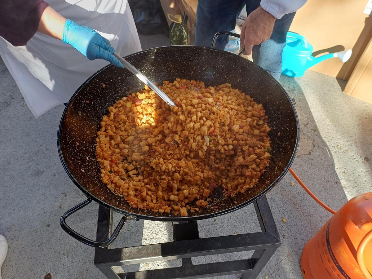 El Paseo de San Francisco de Badajoz acoge la XIII edición de las Migas Solidarias.