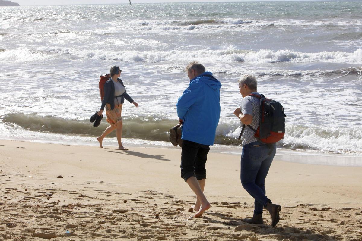 Urlauber an der Playa de Palma, hier beim Strandspaziergang im Februar.