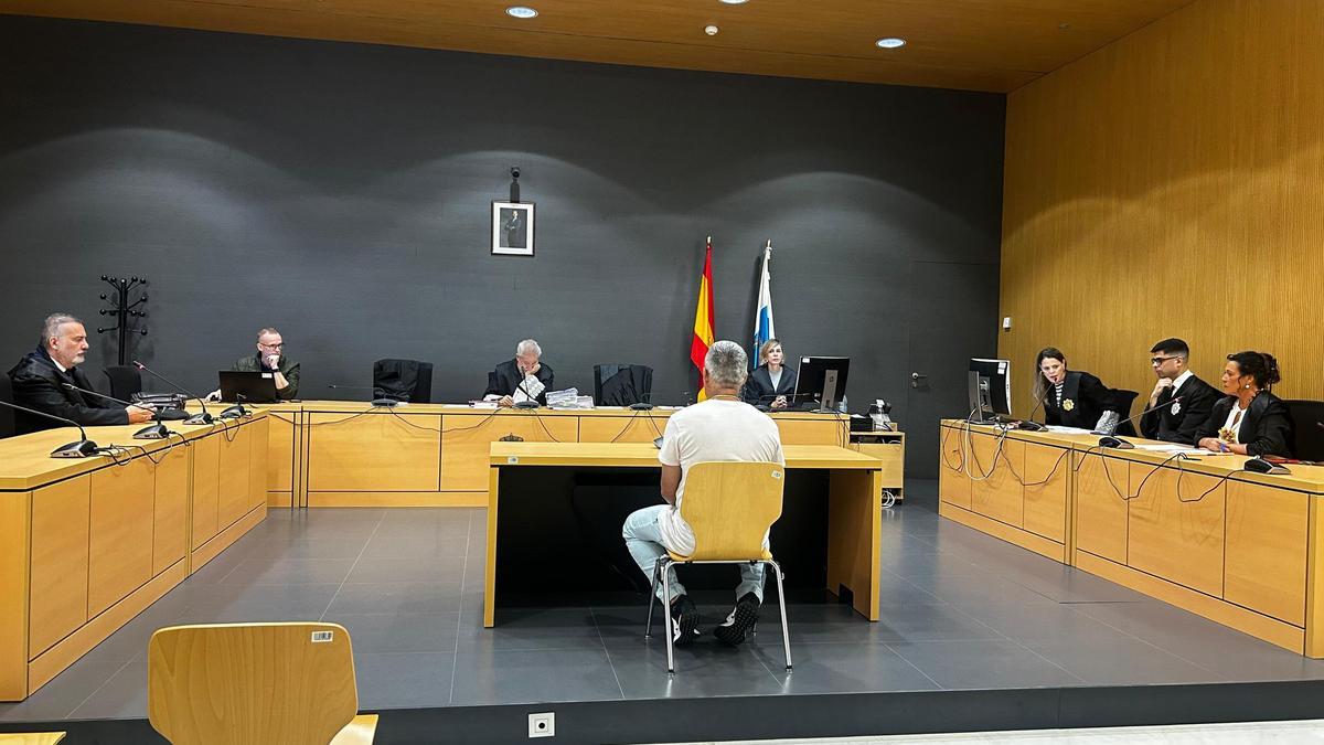 El acusado de asesinato, Ruimán R. S., este miércoles durante la vista celebrada en la Audiencia Provincial de Las Palmas.