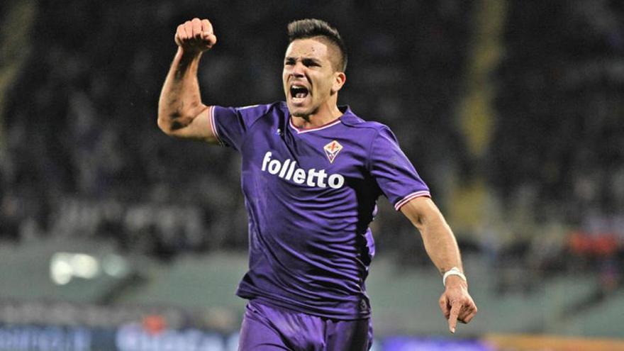 Giovanni Simeone celebrando un gol con la Fiorentina.