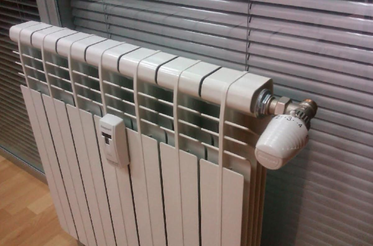 El invento para potenciar el calor de los radiadores: se instala en  segundos y ahorra en calefacción