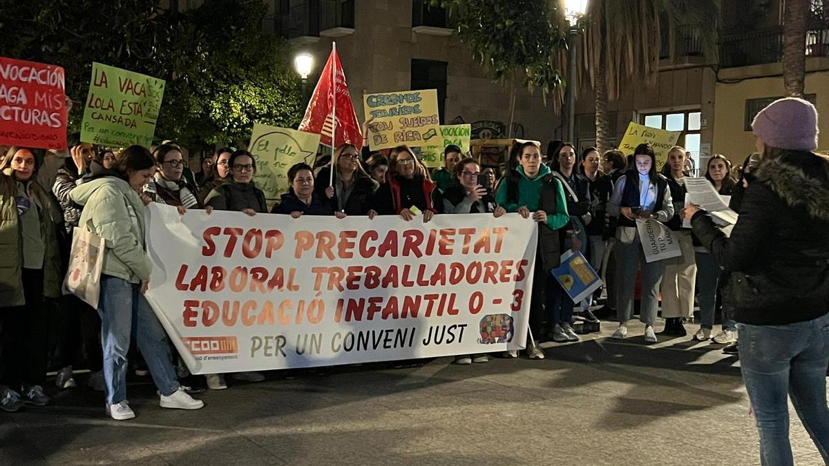 Protesta de las profesoras de Educación Infantil en València, reclamando una mejora de su convenio.