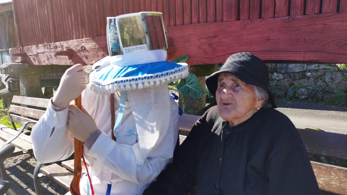 Una troteira habla con Milagros, una vecina de Sarreaus (Bande) de 93 años.