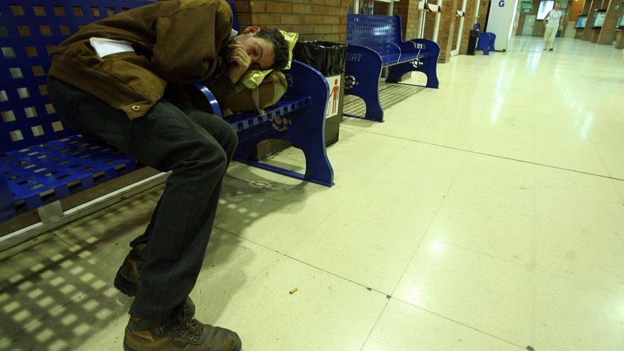 En la capital todavía viven en la calle unas 90 personas y Cáritas pide más recursos públicos para atenderlas.