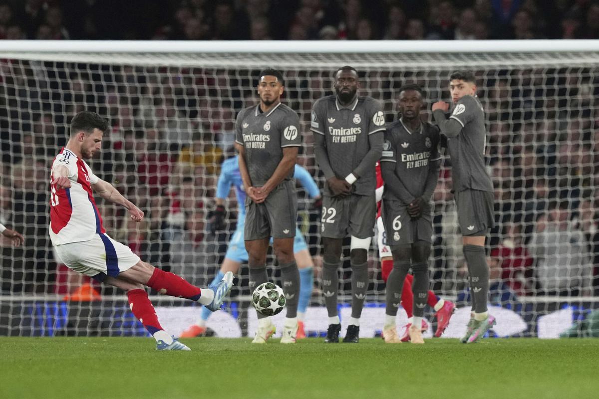 Declan Rice golpea la falta que supuso el gol del Arsenal en el partido ante el Real Madrid de Champions en el Emirates Stadium