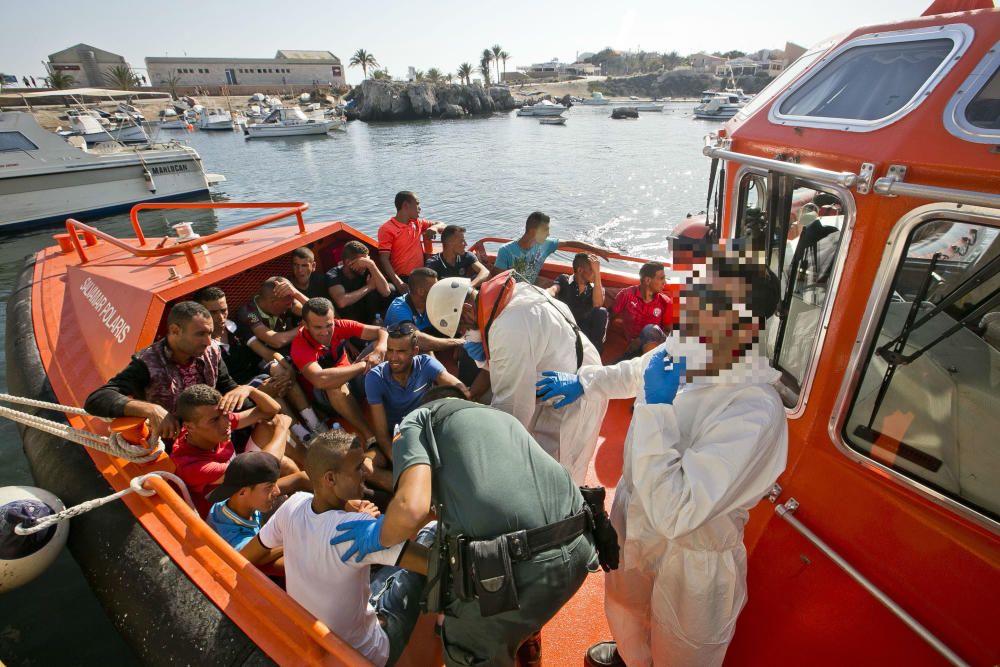 Llega a Tabarca un centenar de inmigrantes en cuatro pateras