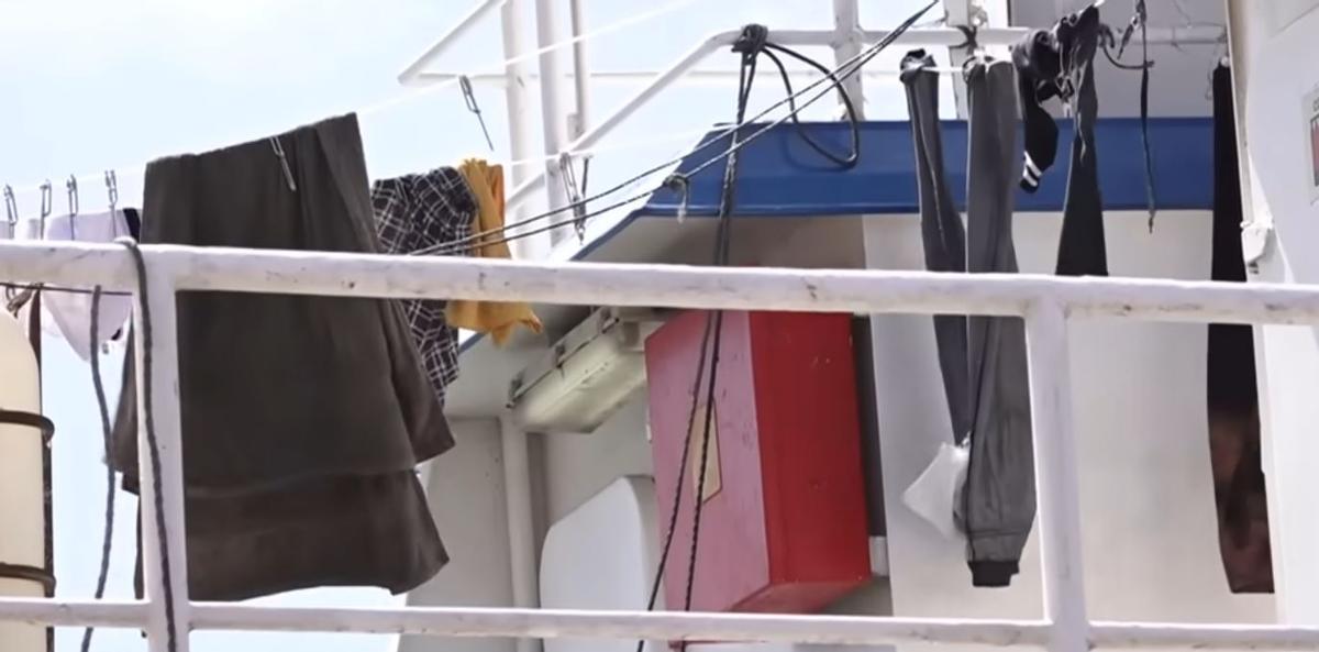 Ropa tendida de tripulantes en la cubierta del «Novo Ruivo»