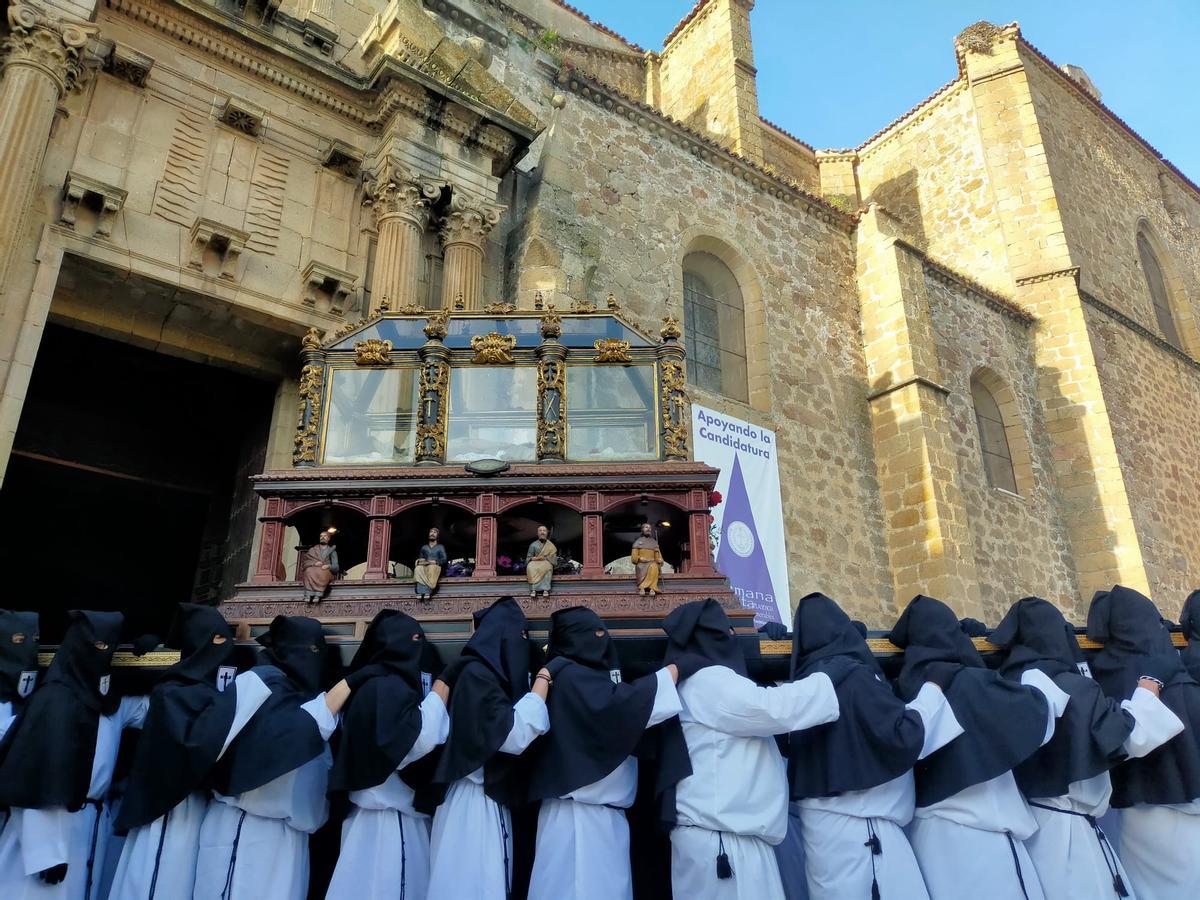 El Sepulcro sale en la procesión del Sábado Santo de Plasencia.