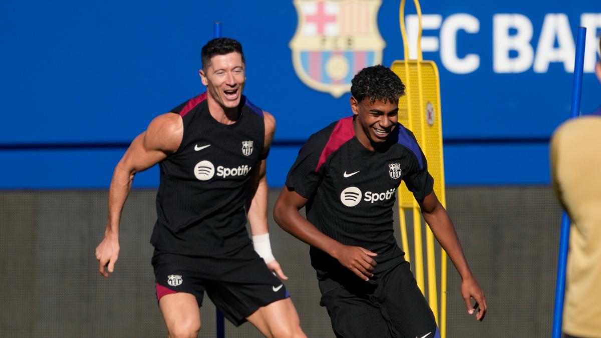 Lewandowski y Lamine Yamal en un entrenamiento con el Barça