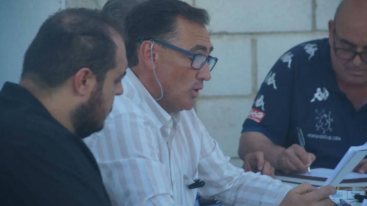Jesús Manibardo, en primer término, con 'Lely' Gutiérrez, con gafas, en la asamblea.