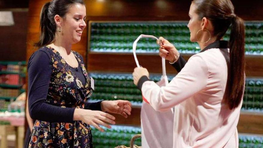 Lidia Folgar, recibiendo el delantal de concursante de la mano de Samantha Vallejo-Nágera. // TVE