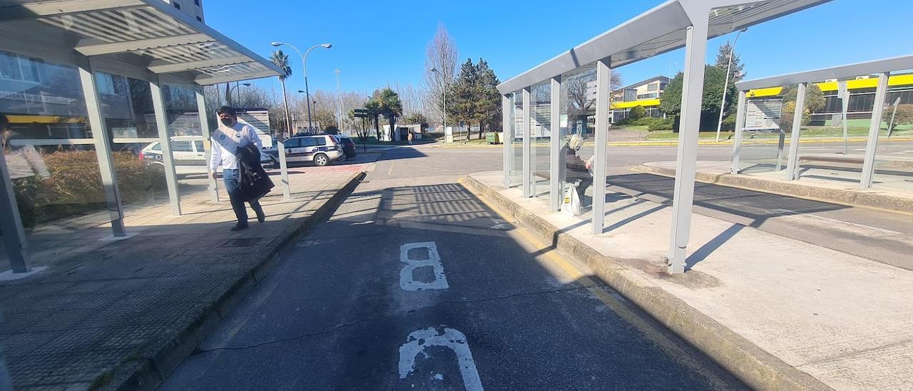 La marquesina del bus a Carril, a la izquierda, y dos más que sí tienen banco.