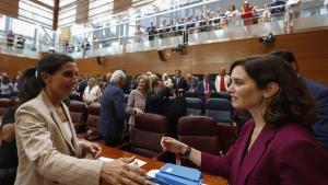 Rocío Monasterio saluda a Isabel Díaz Ayuso en el debate de investidura en la Asamblea de Madrid. / EFE / JAVIER LIZÓN
