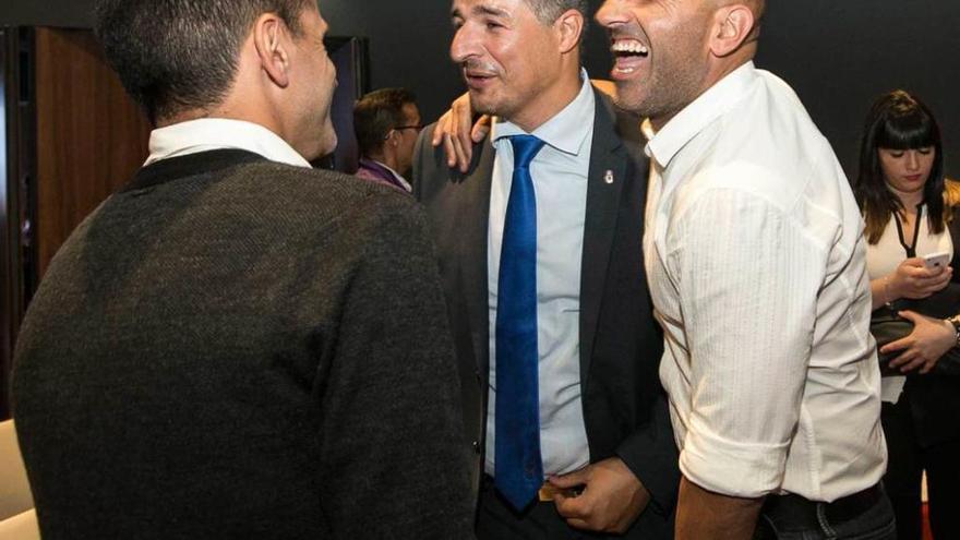 Iván Ania, César Martín y Abelardo Fernández conversan animadamente después de la entrega de los premios de LA NUEVA ESPAÑA.