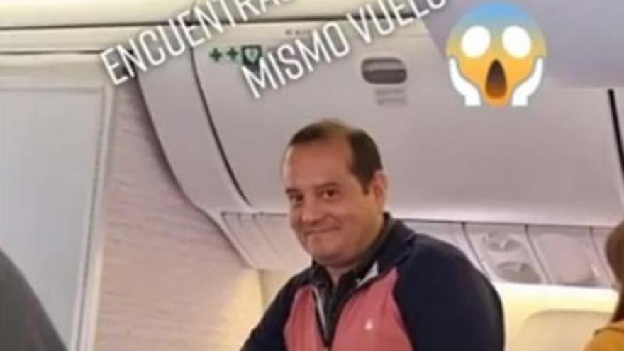 Se va de vacaciones sin permiso y se topa con su jefe en el avión