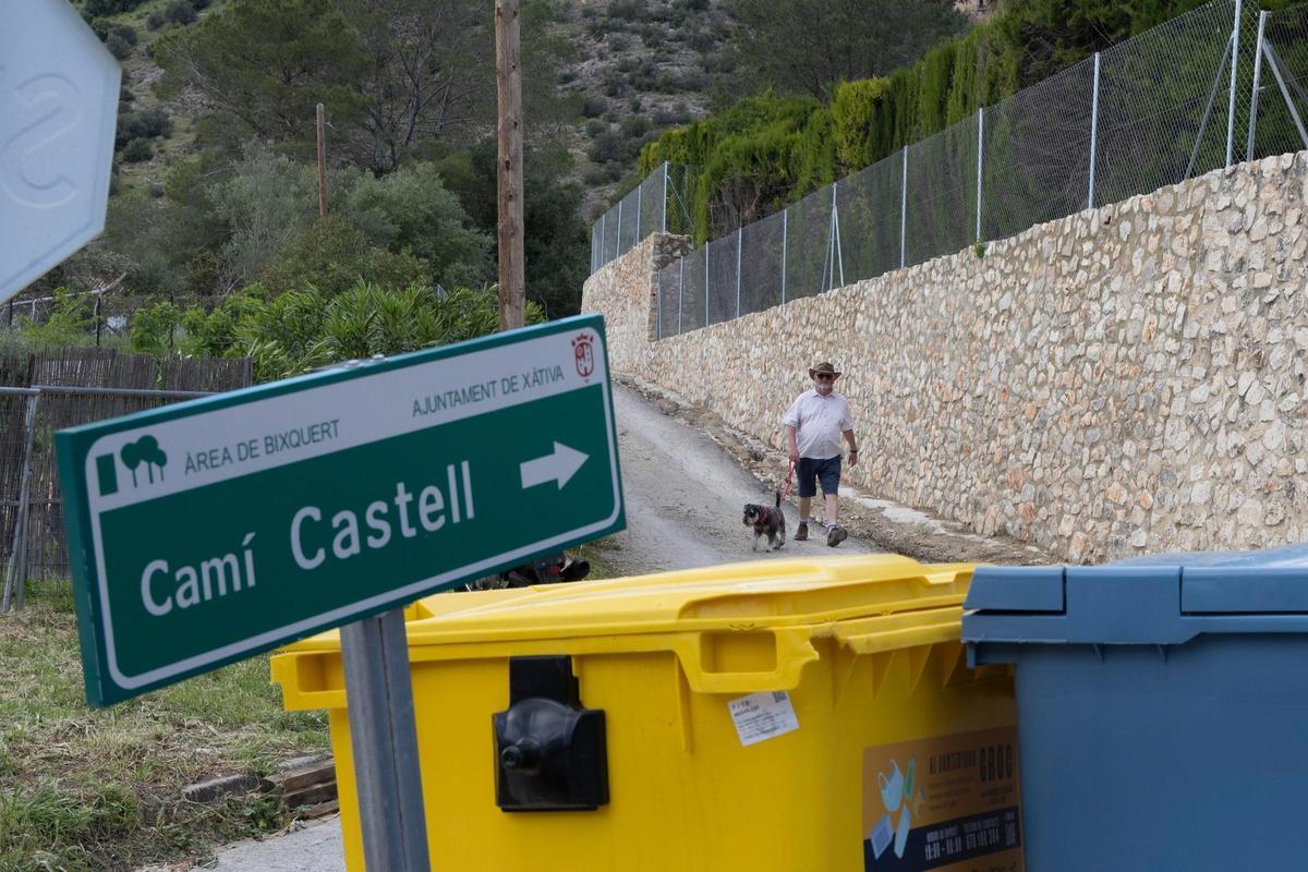 Un hombre camina por el Camí del Castell, donde se encuentra la propiedad donde se registró el robo.