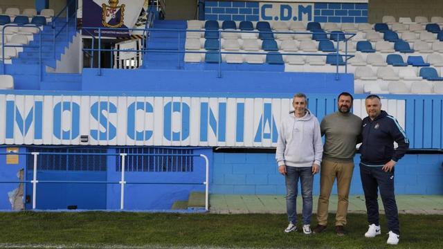 A la izquierda, José Luis Pastur, presidente del Mosconia; Juan Antonio Fernández, secretario, y Evaristo Fernández, vicepresidente, en el Marqués de la Vega de Anzo. Sobre estas líneas, Gonzalo.  | FERNANDO RODRÍGUEZ / MOSCONIA
