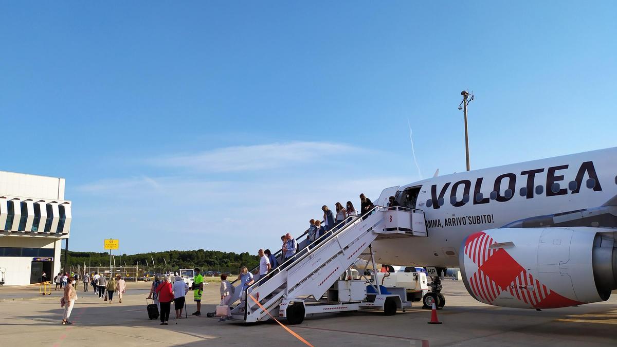 Pasajeros bajan de un avión de Volotea en el aeropuerto de Castellón.