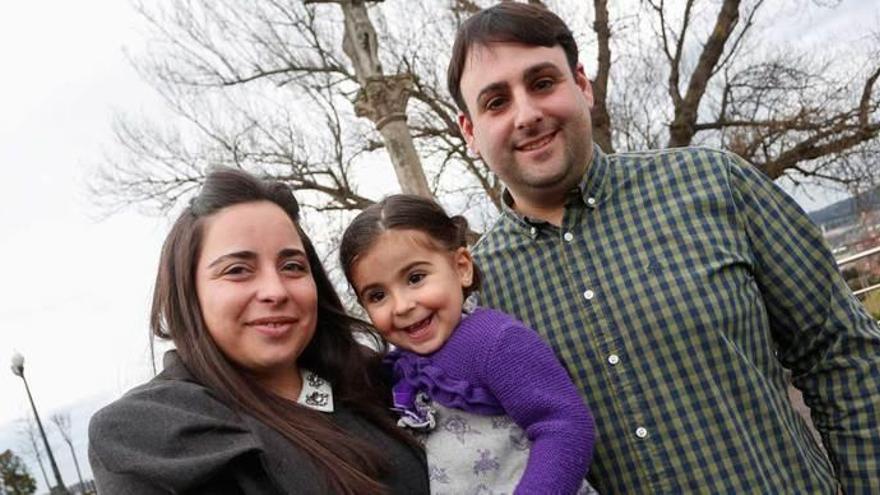 Sonia Castrillón, la pequeña Ainara y Daniel González.