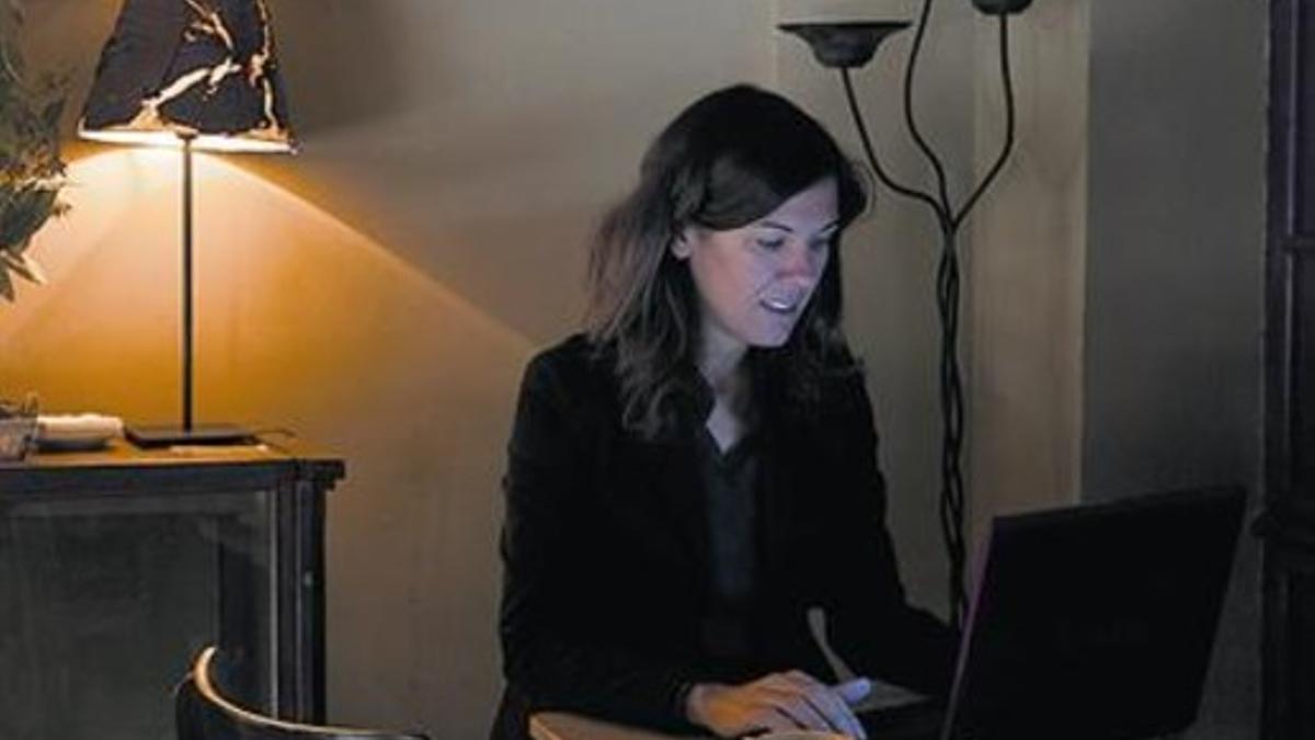La fundadora 8 Laia Serrano, el miércoles, ante el ordenador.